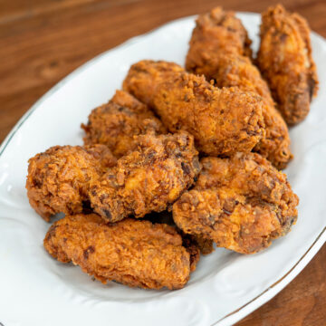 Empratamento asas de frango crocantes.