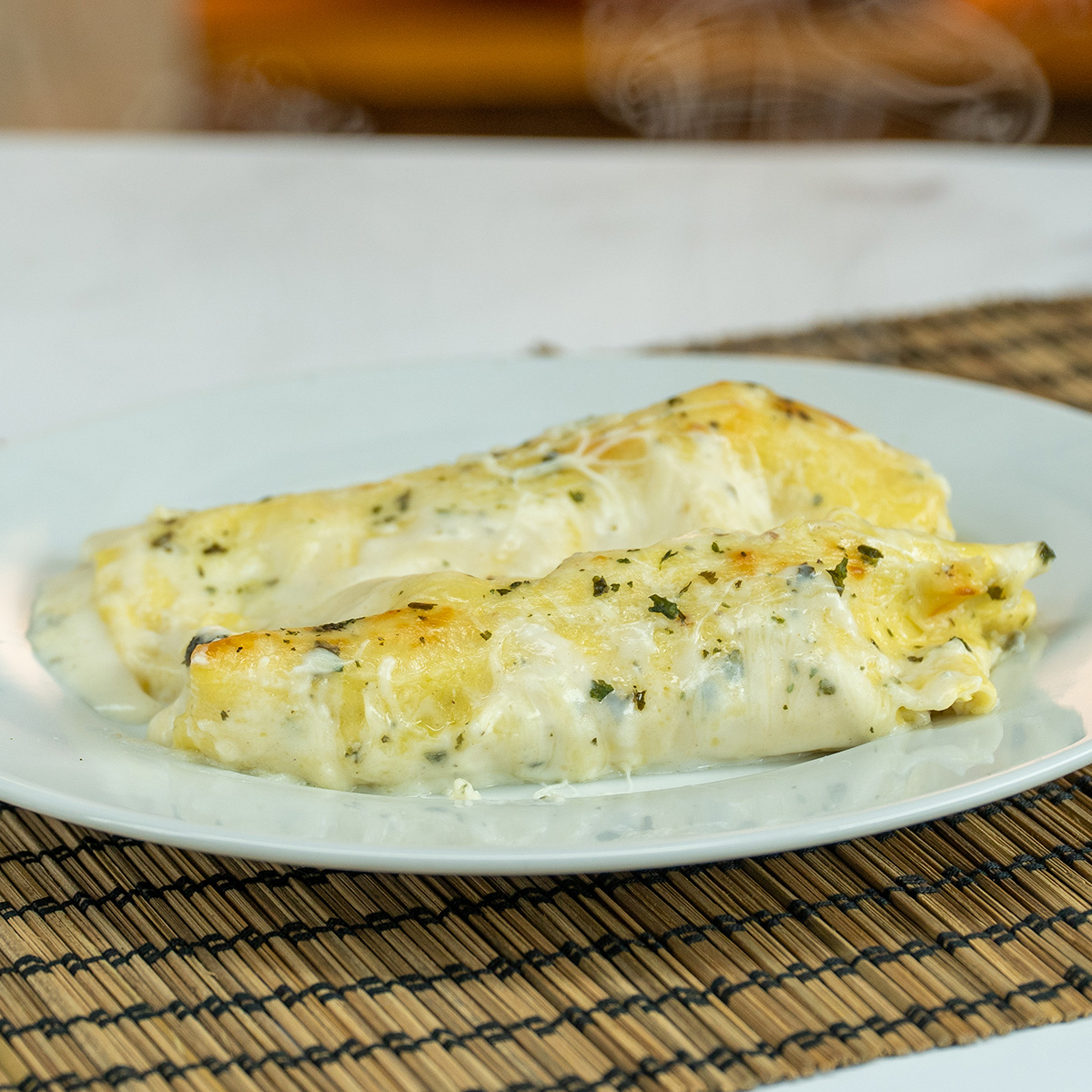 Canelones feitos com massa de lasanha empratados.