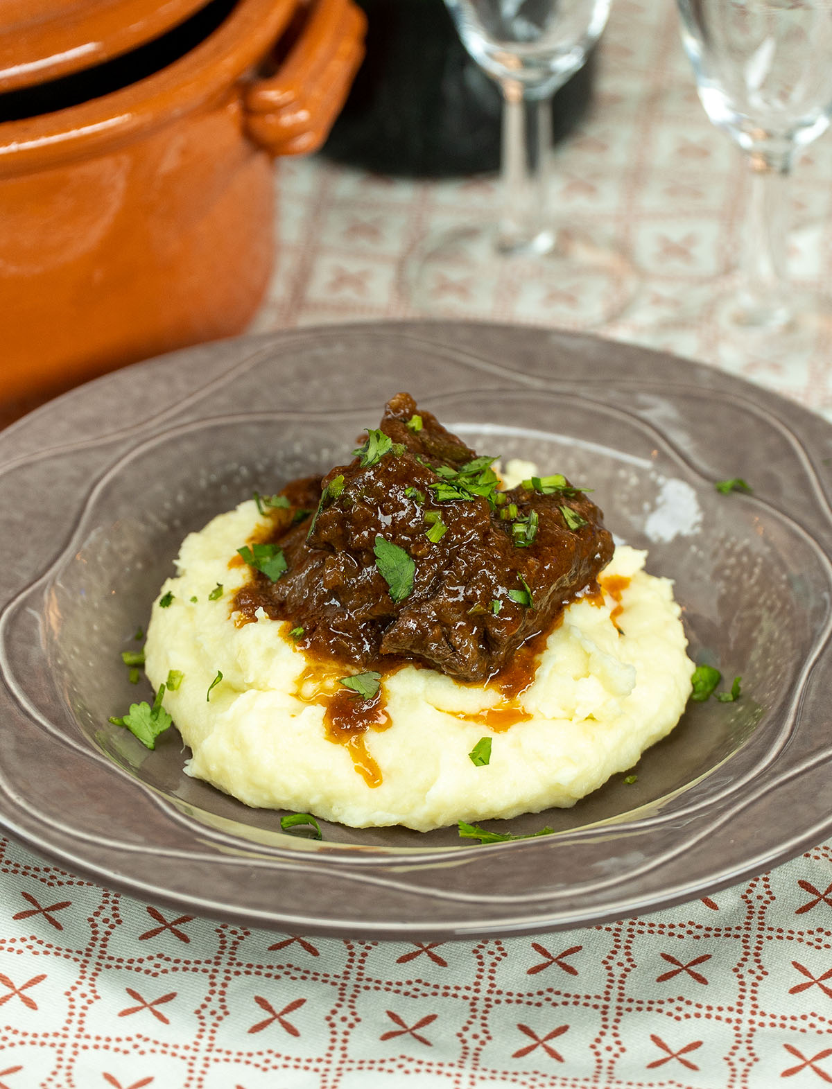 Carne de panela com purê de batata empratada e finalizada com salsa picada.