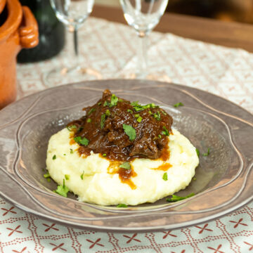 Empratamento carne de panela com purê de batata com salsa picada.