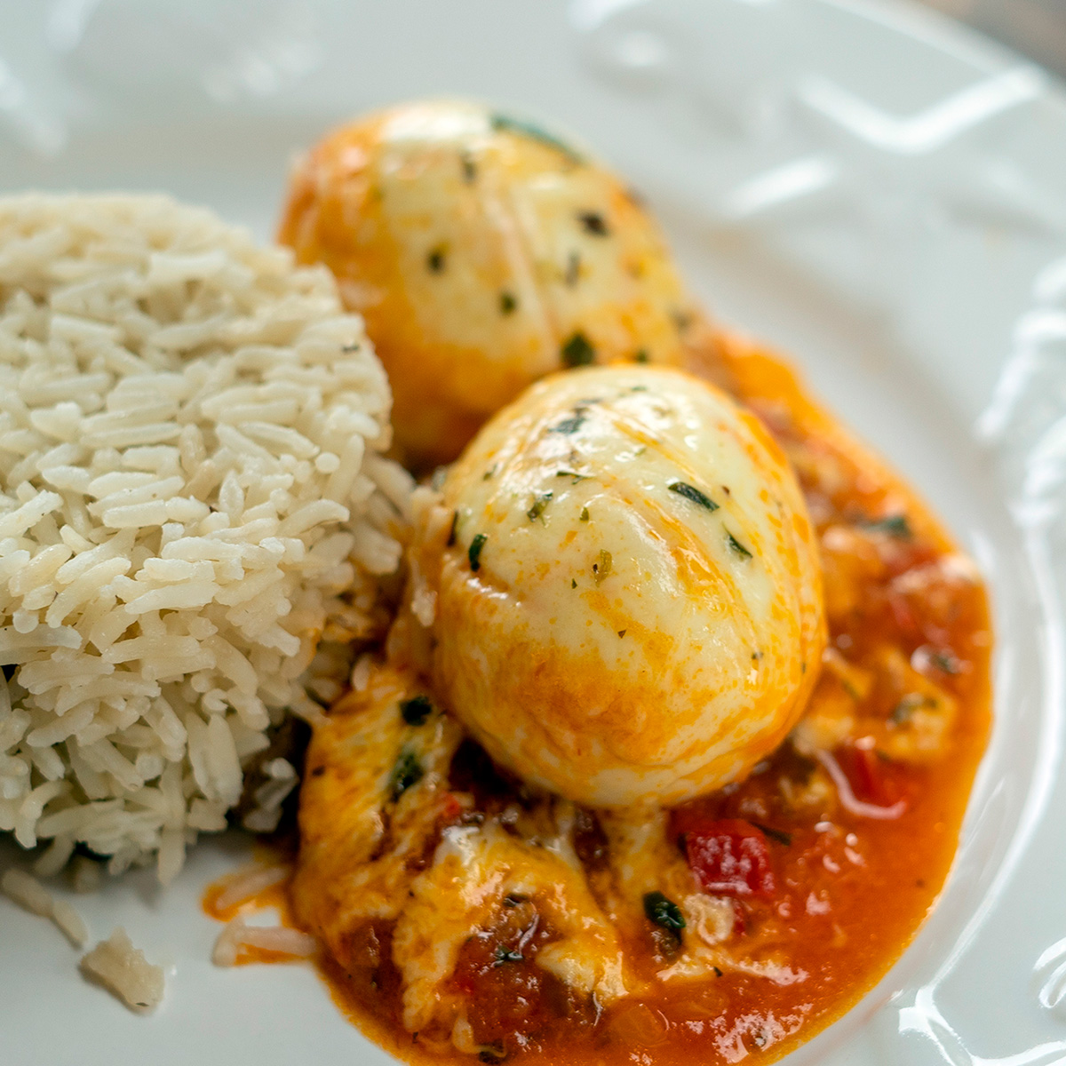 Prato de ovos com queijo e arroz.