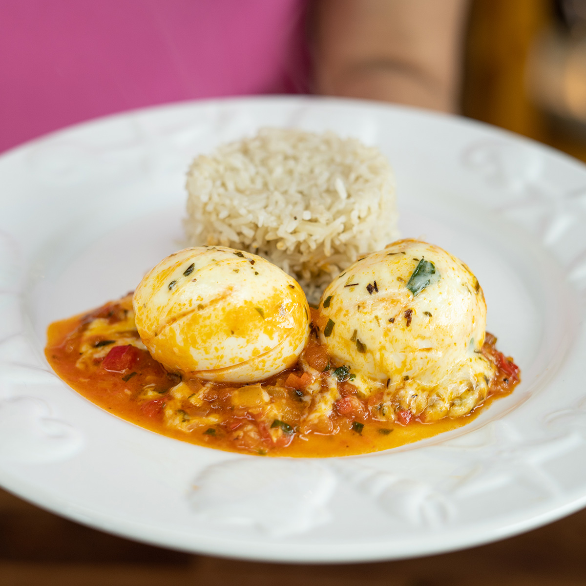 Prato de ovos com queijo e arroz.