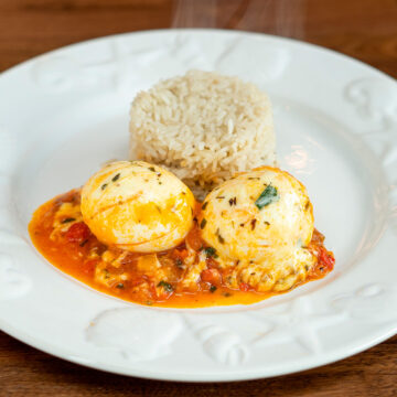 Empratamento ovo com queijo e arroz.