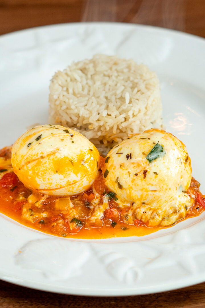 Empratamento ovo com queijo e arroz.