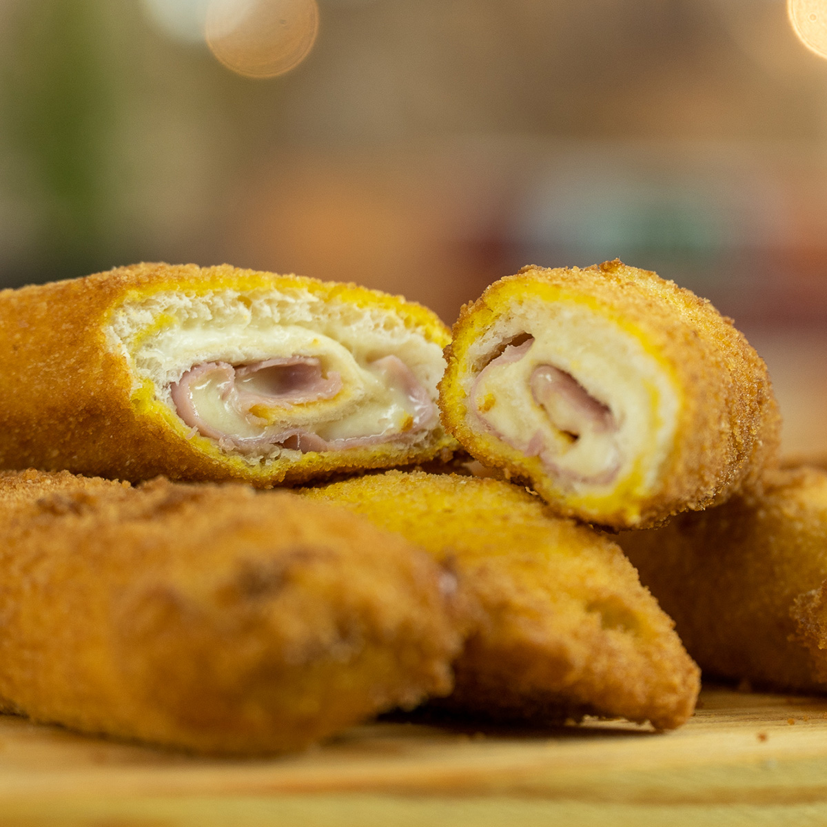 Empratamento salgadinho misto pão de forma cortado ao meio.