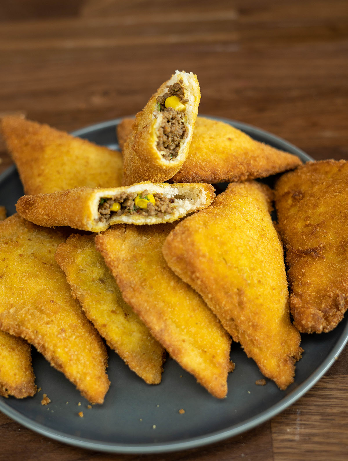 Pastel de pão de forma frito empratado.