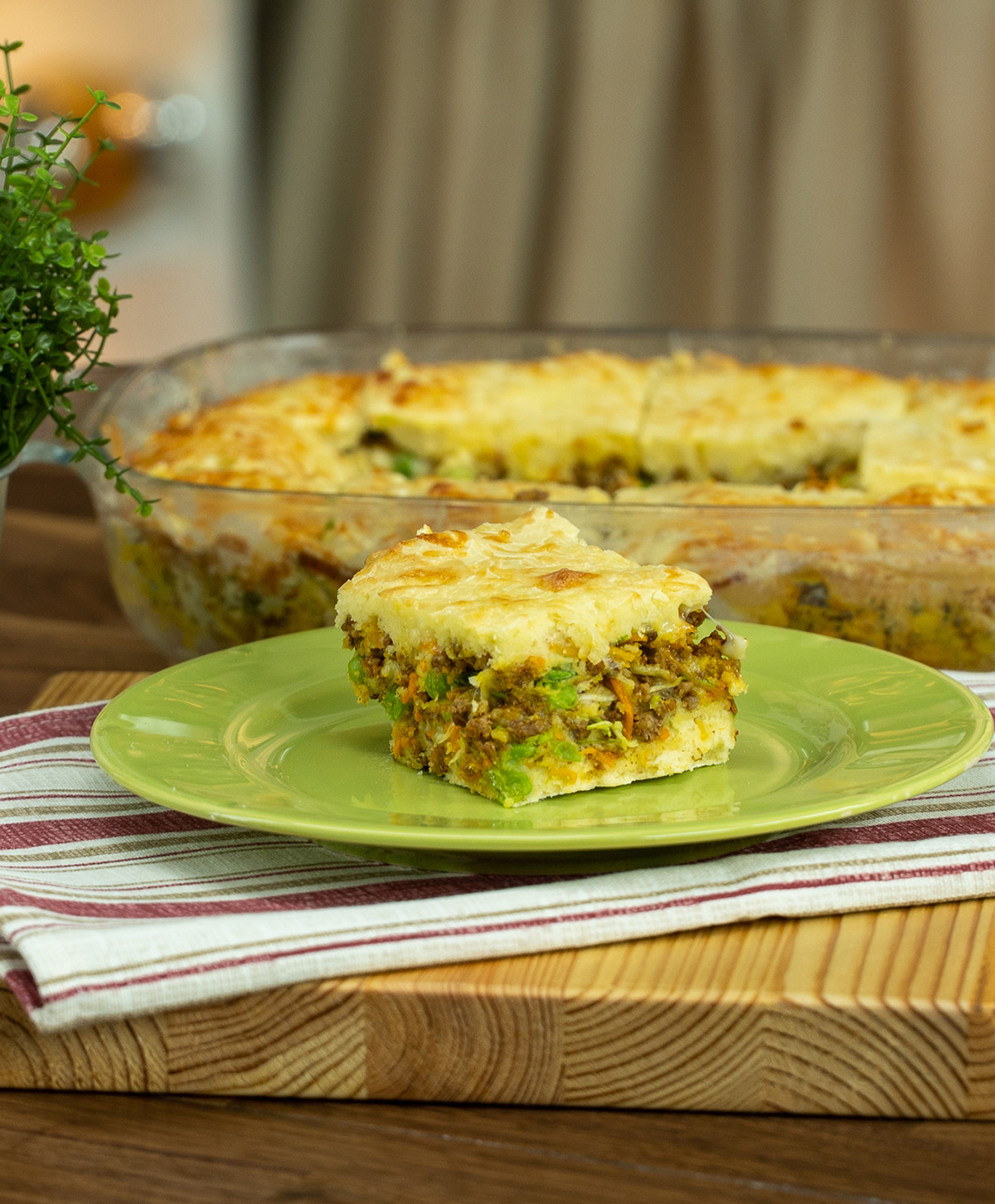 Torta de carne moída com abobrinha empratada e pronta para servir.