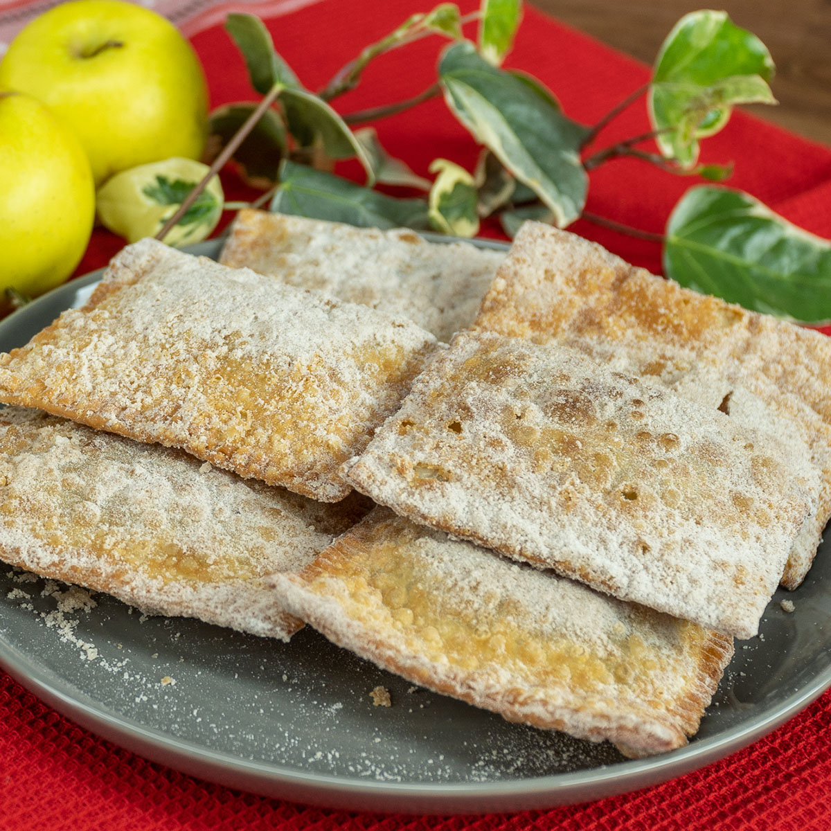 Tortinhas de maçã prontas, empratadas.