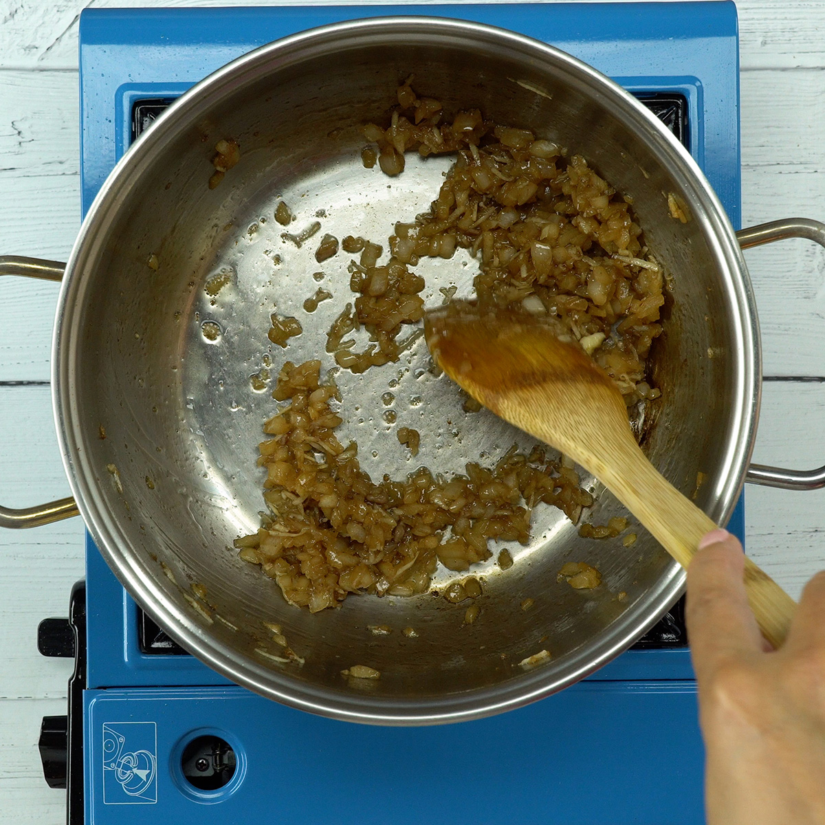 Cebola e alho refogados para a base do estrogonofe de carne.