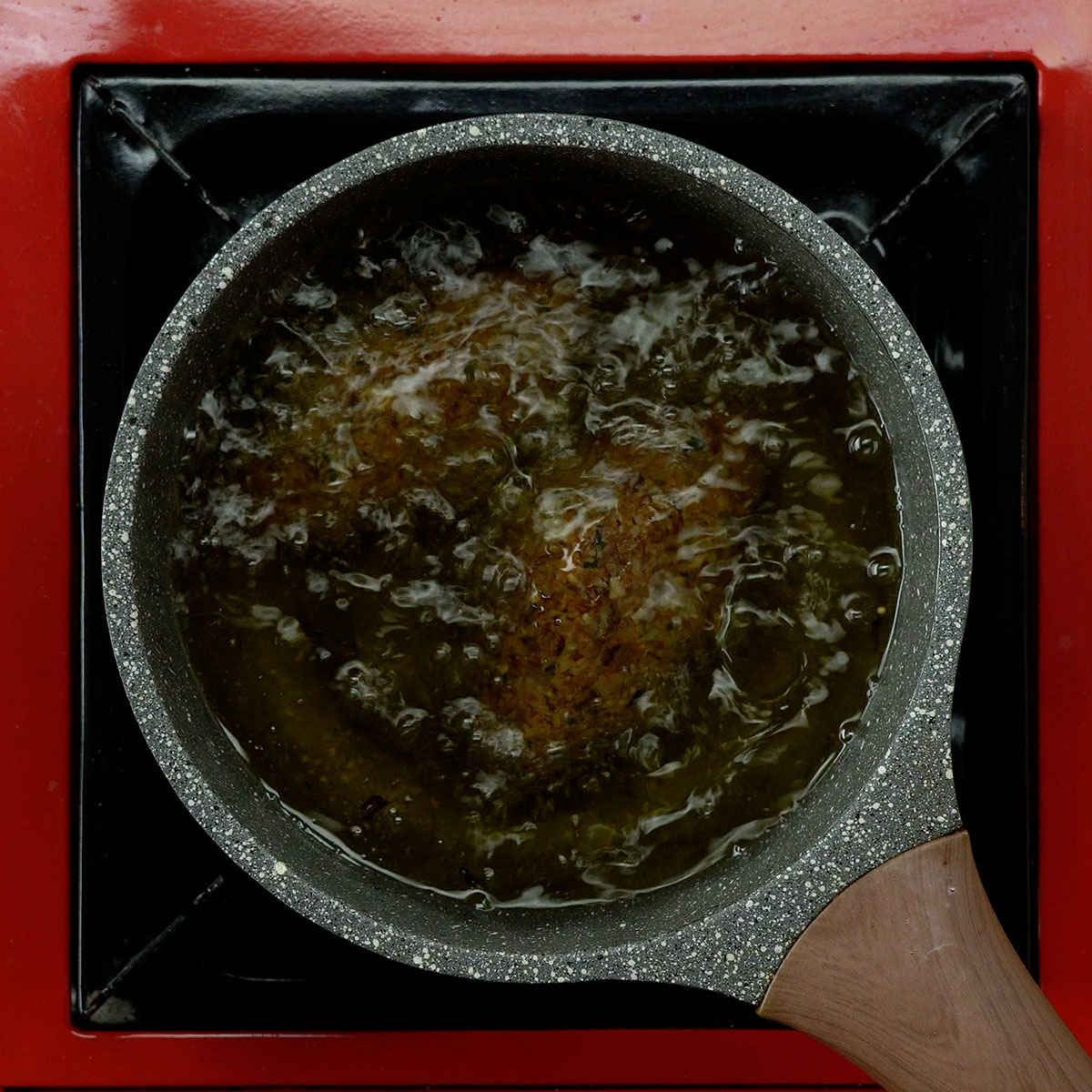 Kibes fritando em óleo quente até ficarem dourados.