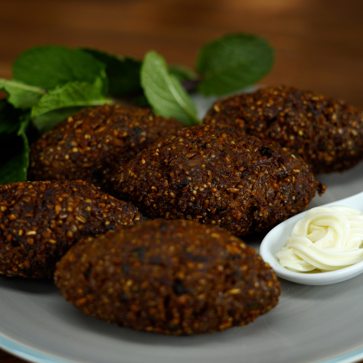 Kibe frito recheado com muçarela servido quente e crocante.