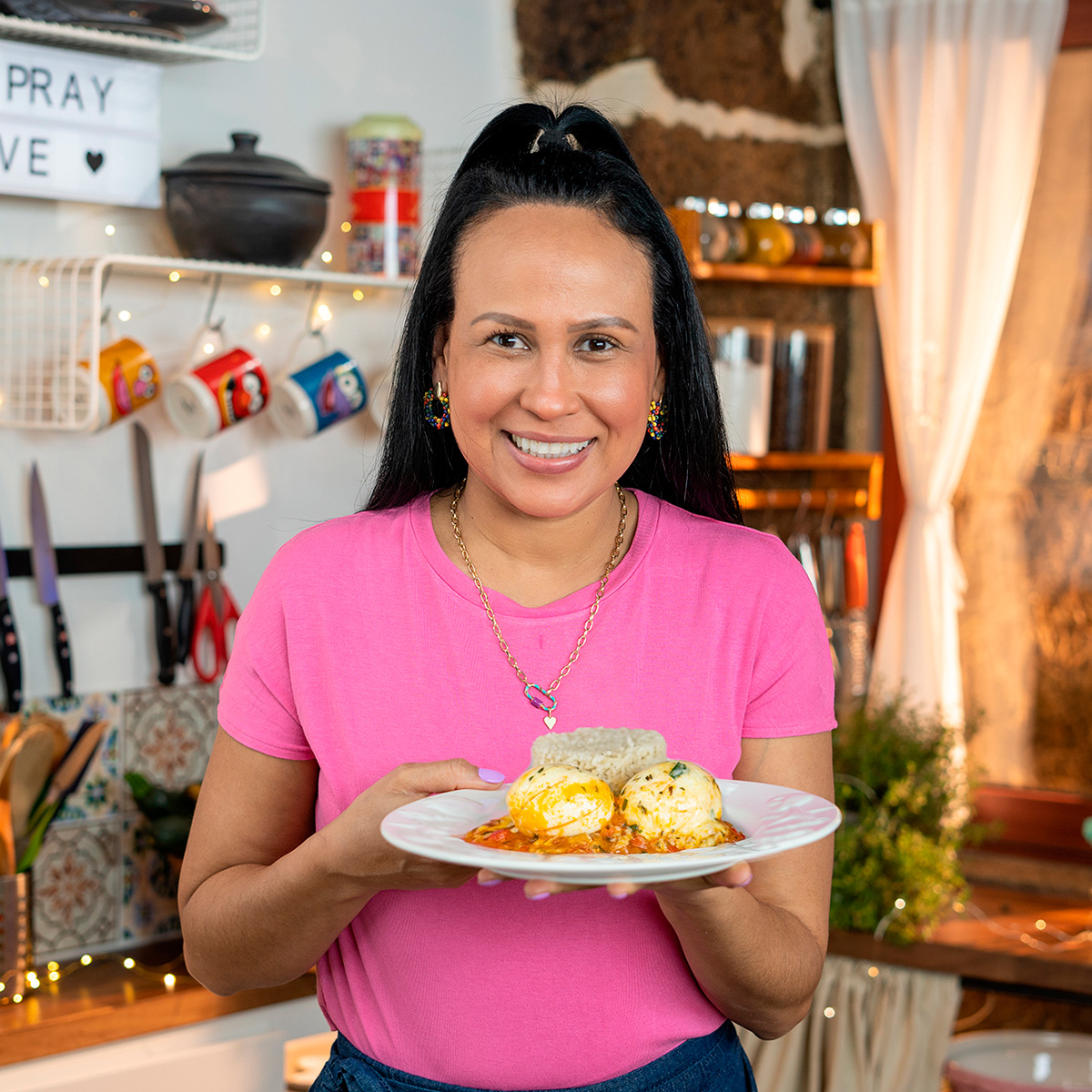 Mara Rodrigues segurando ovos com queijo.