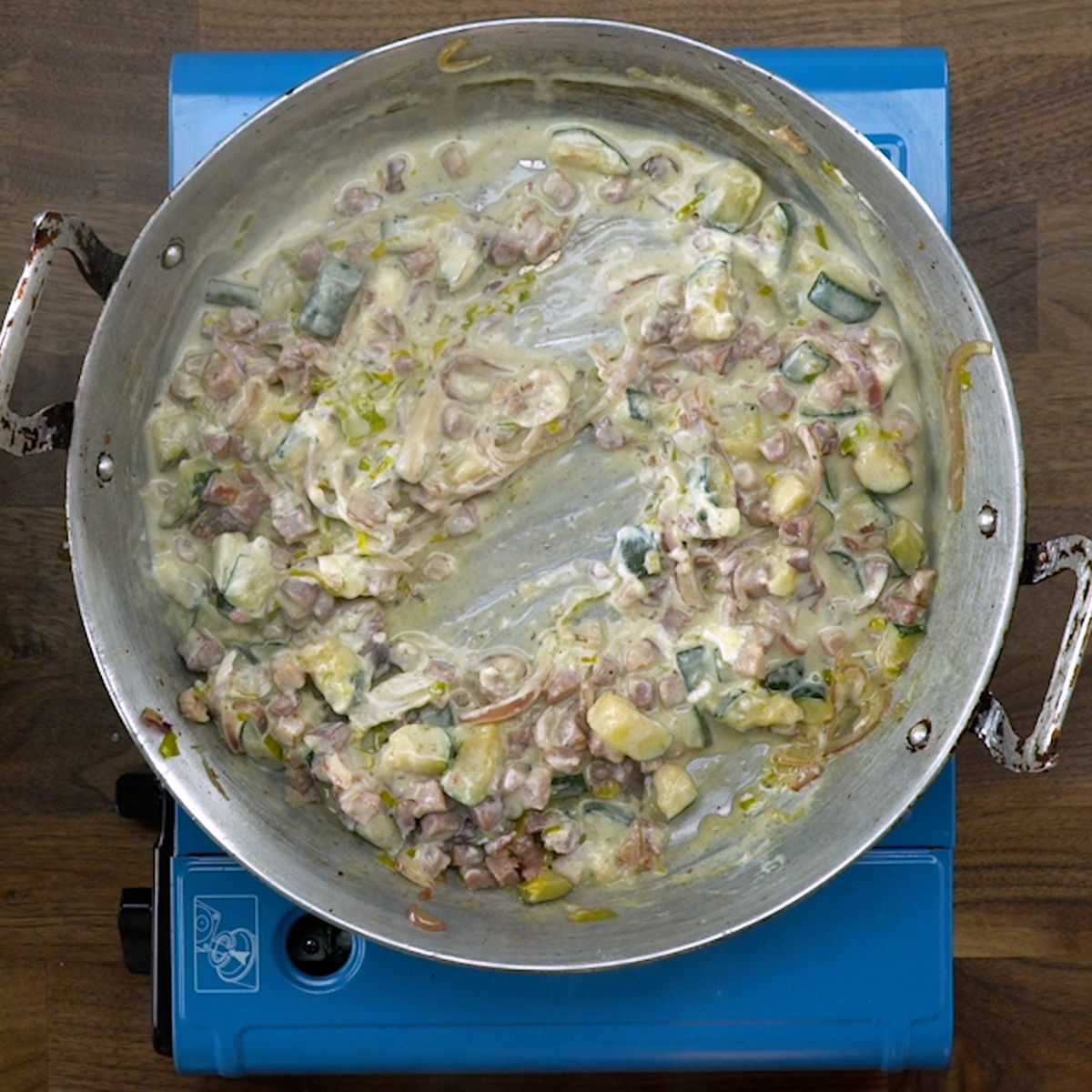 Molho cremoso sendo preparado na frigideira.