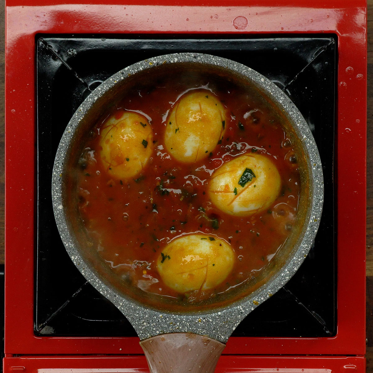 Colocando os ovos de volta na panela e acrescentando a salsa.