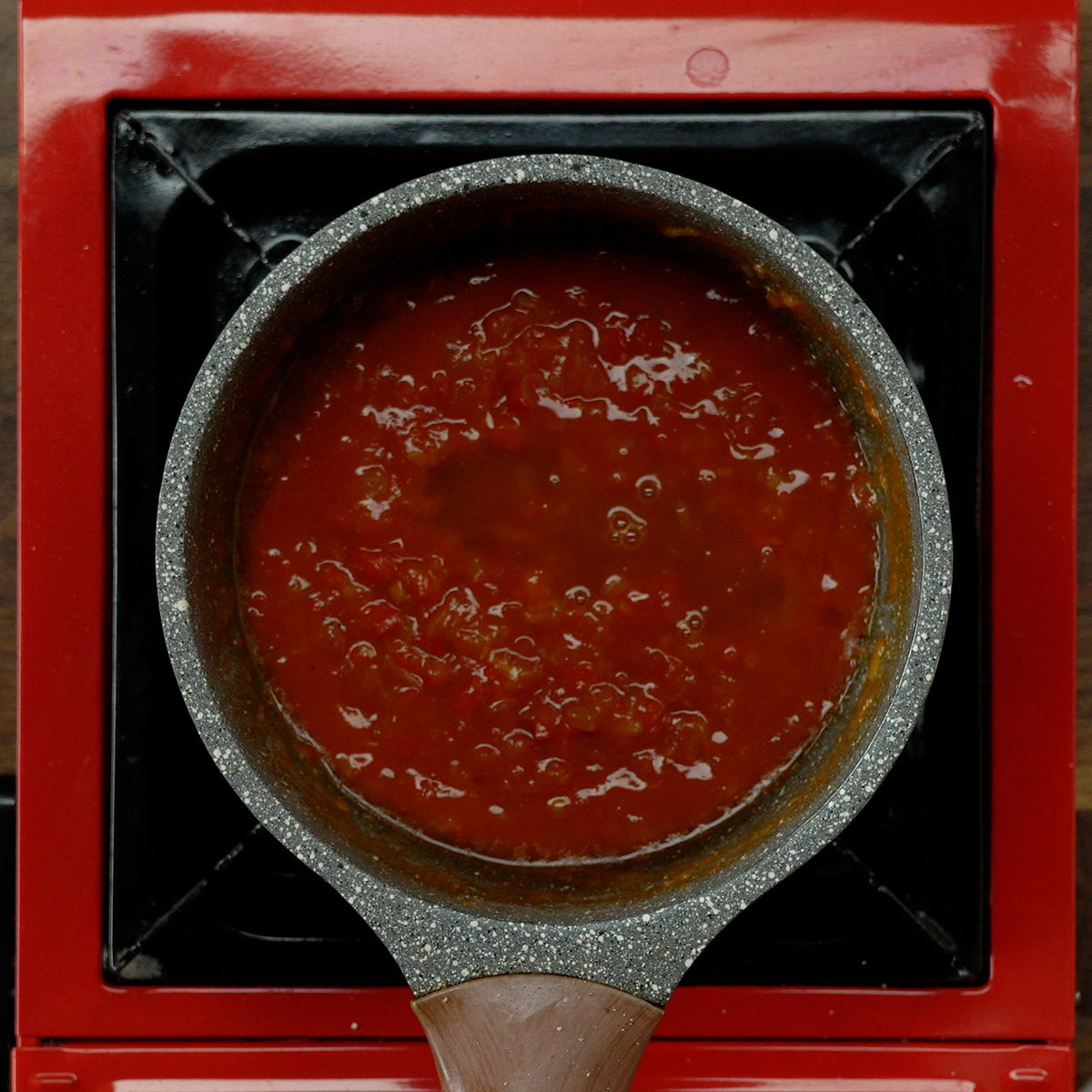 Preparando o molho depois de refogar a cebola, o alho, o pimentão e o tomate.