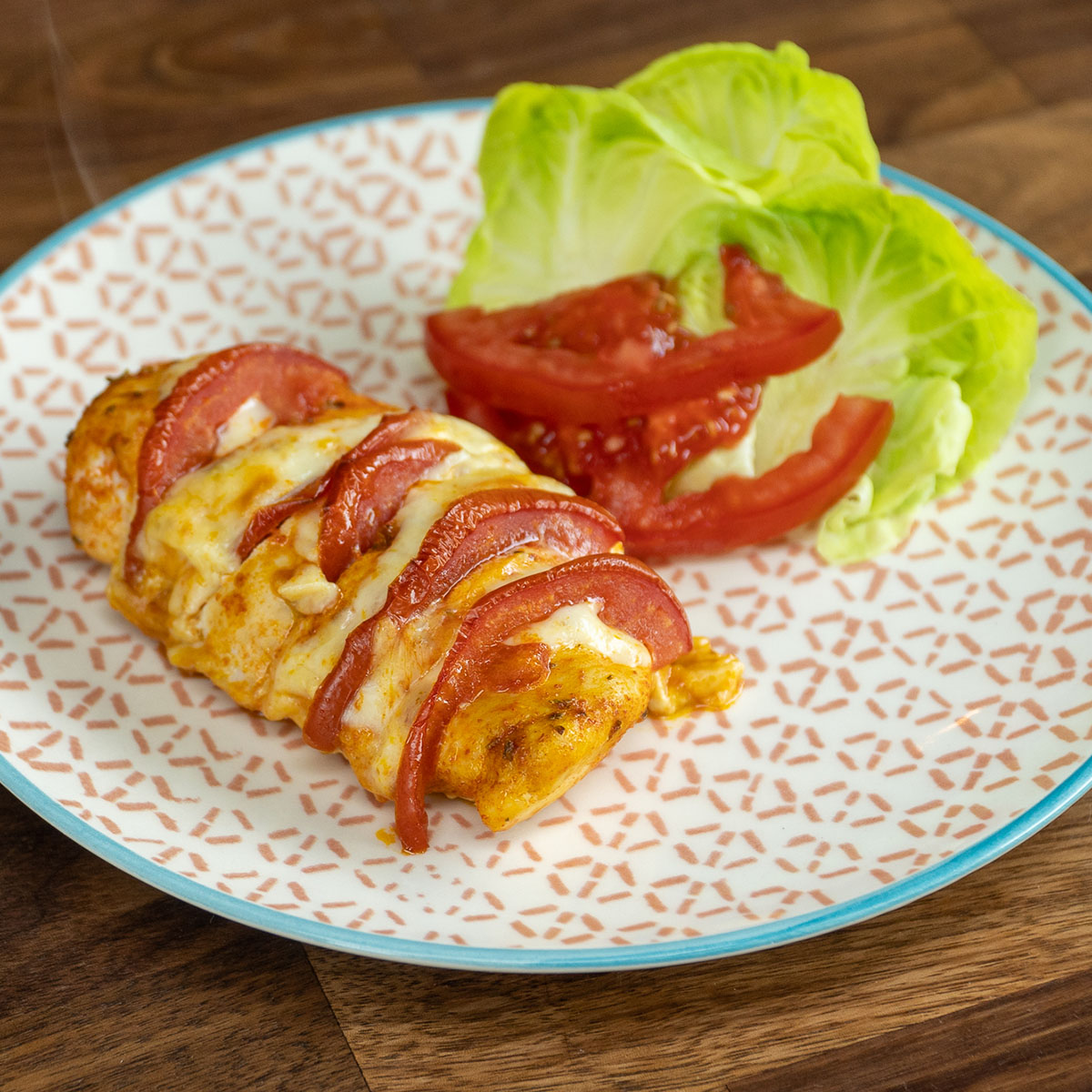 Peito de frango recheado com tomate e muçarela dourado e pronto para servir.