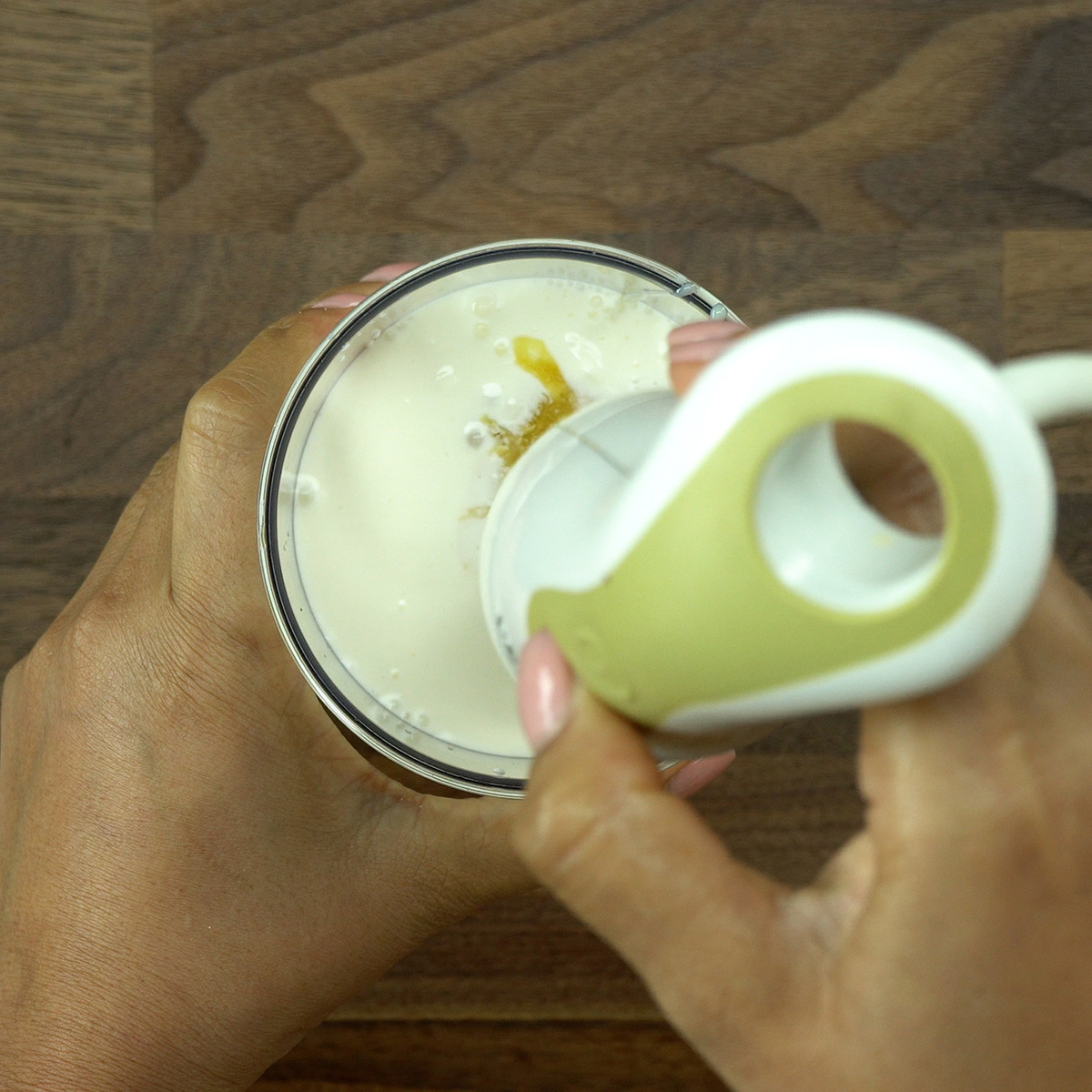 Mousse de maracujá sendo batido até ficar liso e cremoso.