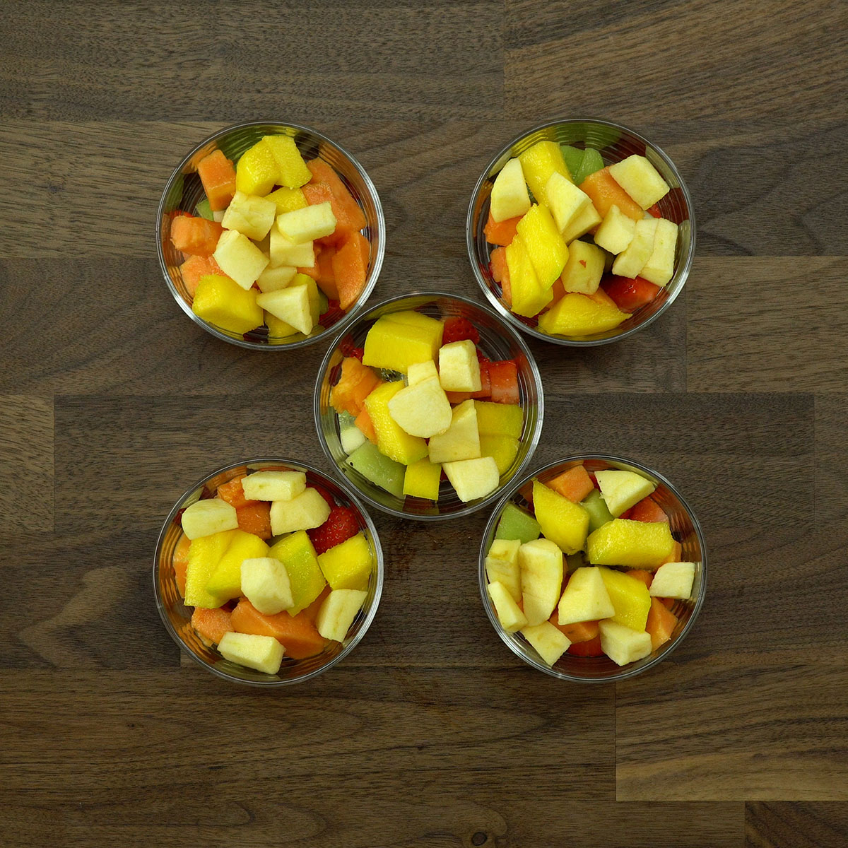 Camadas de frutas frescas montadas no recipiente.