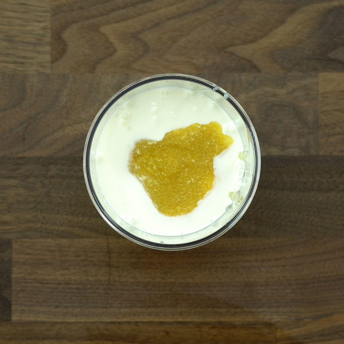 Leite condensado, creme de leite e suco concentrado de maracujá antes de bater.