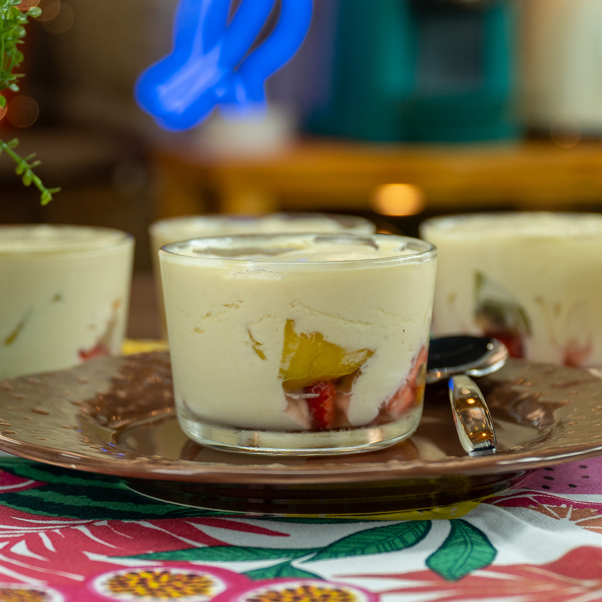 Sobremesa gelada de frutas com mousse de maracujá servida no copo.
