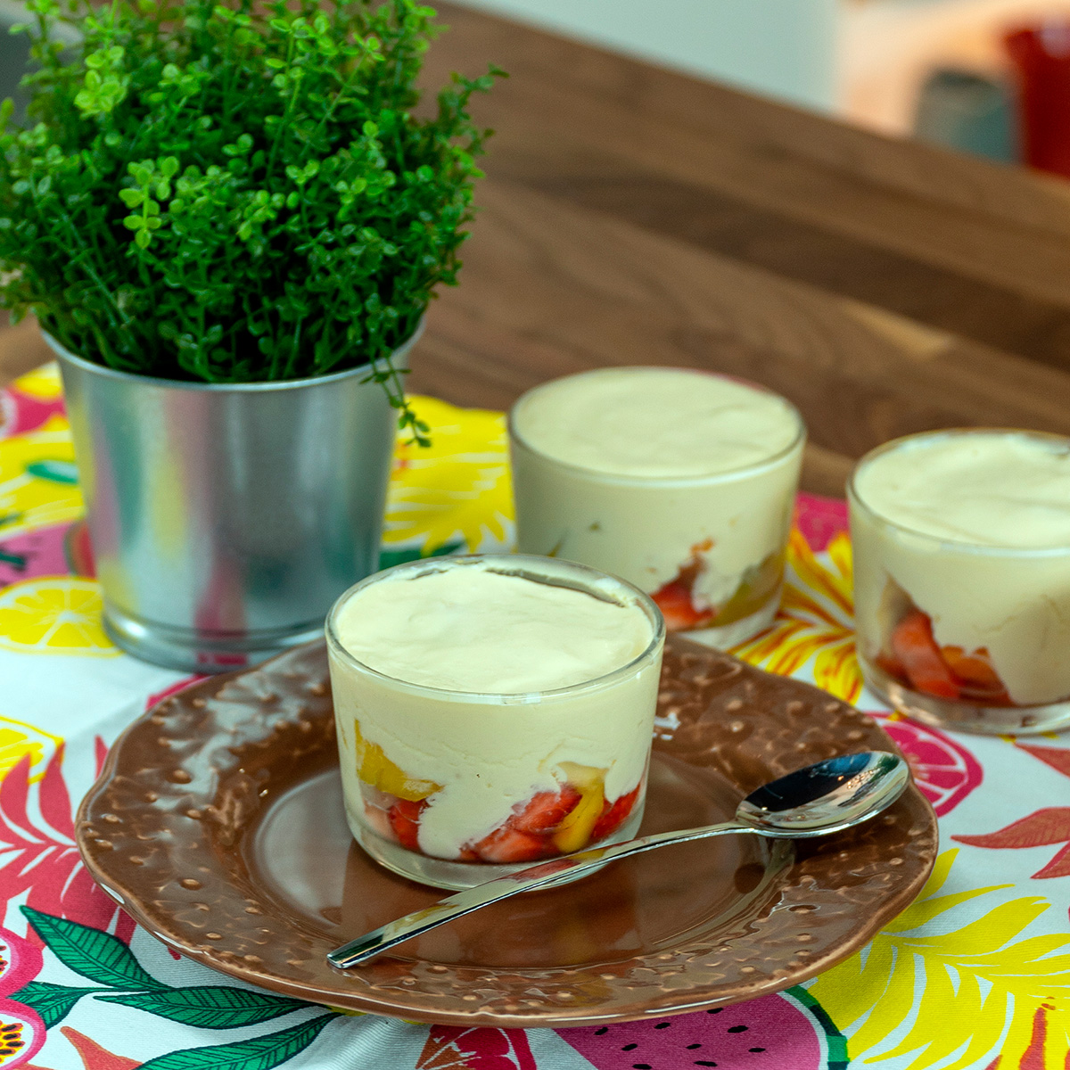 Sobremesa gelada de frutas com mousse de maracujá servida no copo.