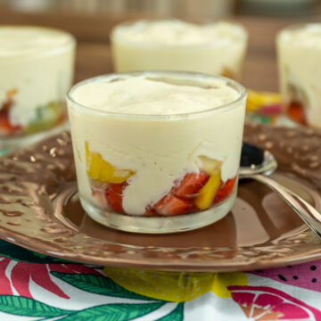 Salada de fruta com mousse de maracujá servido no copo.