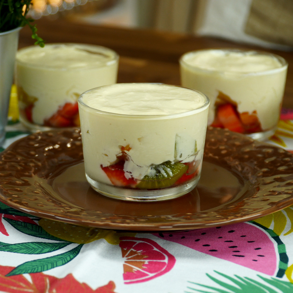 Sobremesa gelada de frutas com mousse de maracujá servida em copo individual.