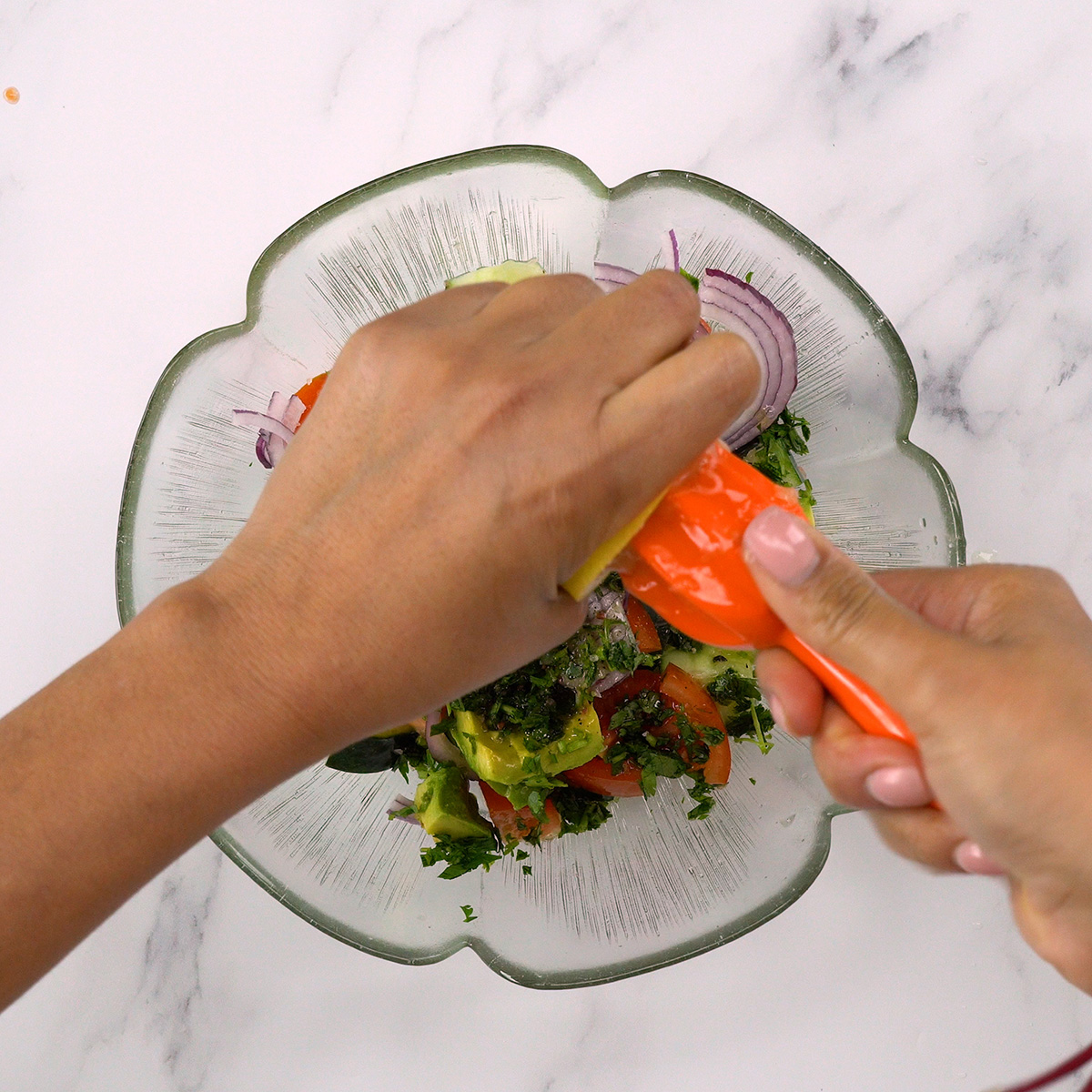 Salada de abacate finalizada com azeite e limão siciliano fresco.