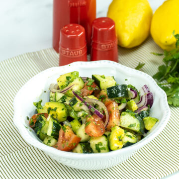 Salada de abacate com limão siciliano pronta para servir em tigela.