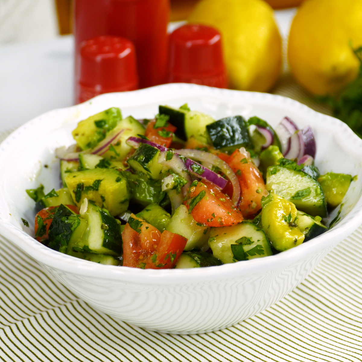 Salada de abacate com limão siciliano pronta para servir em tigela.