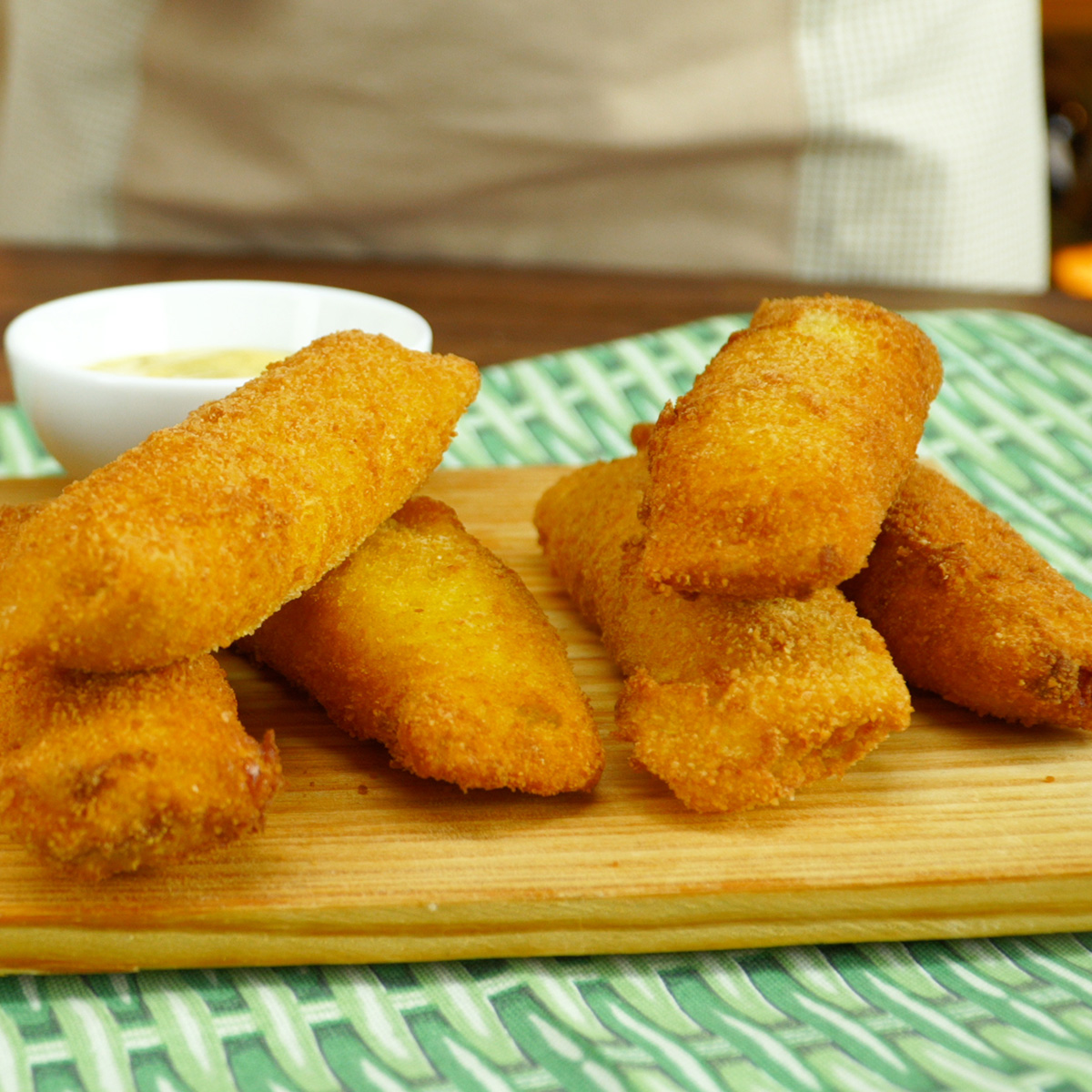 Enroladinhos fritos escorrendo em papel-toalha e prontos para servir.