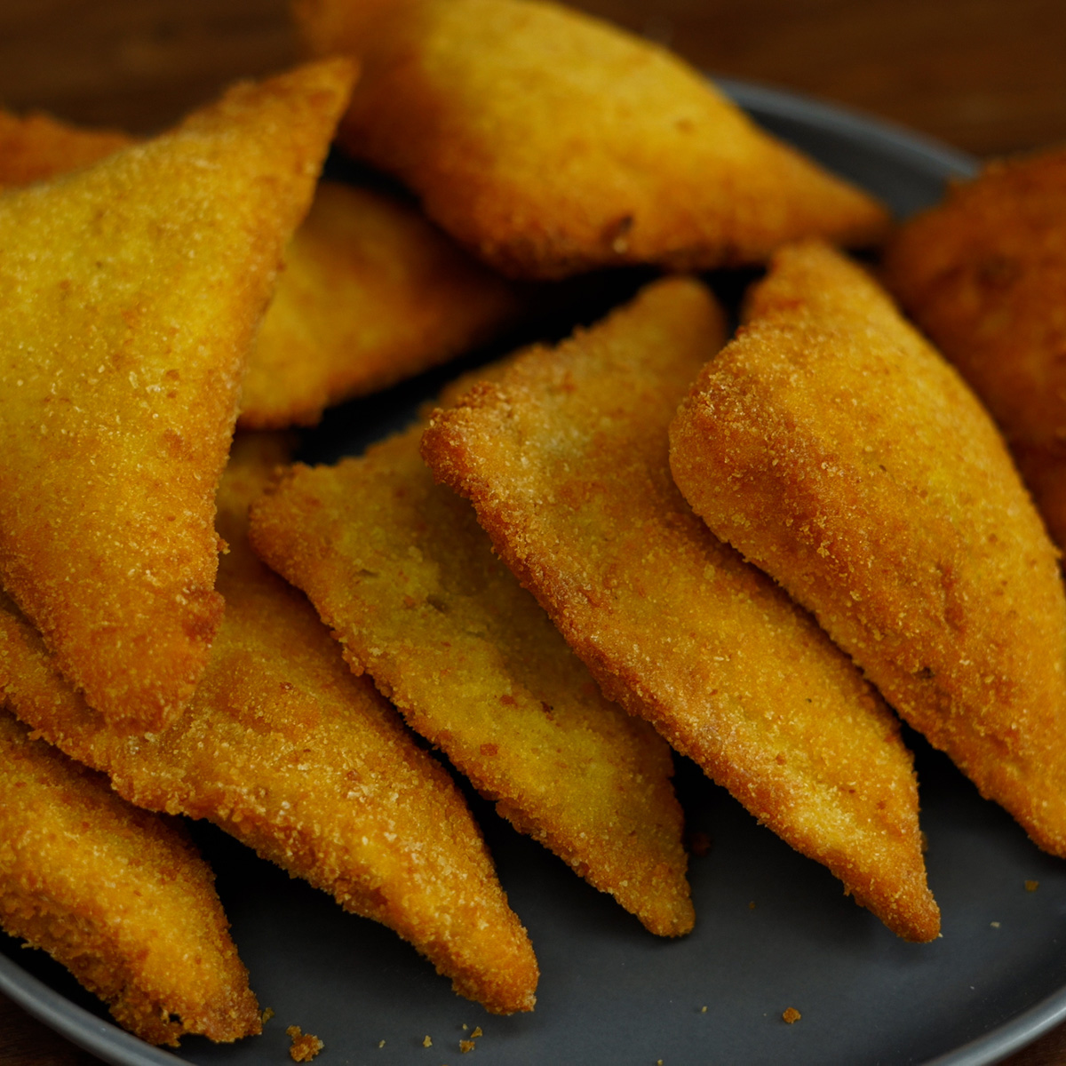 Pastel de pão de forma frito, escorrido e pronto para servir.