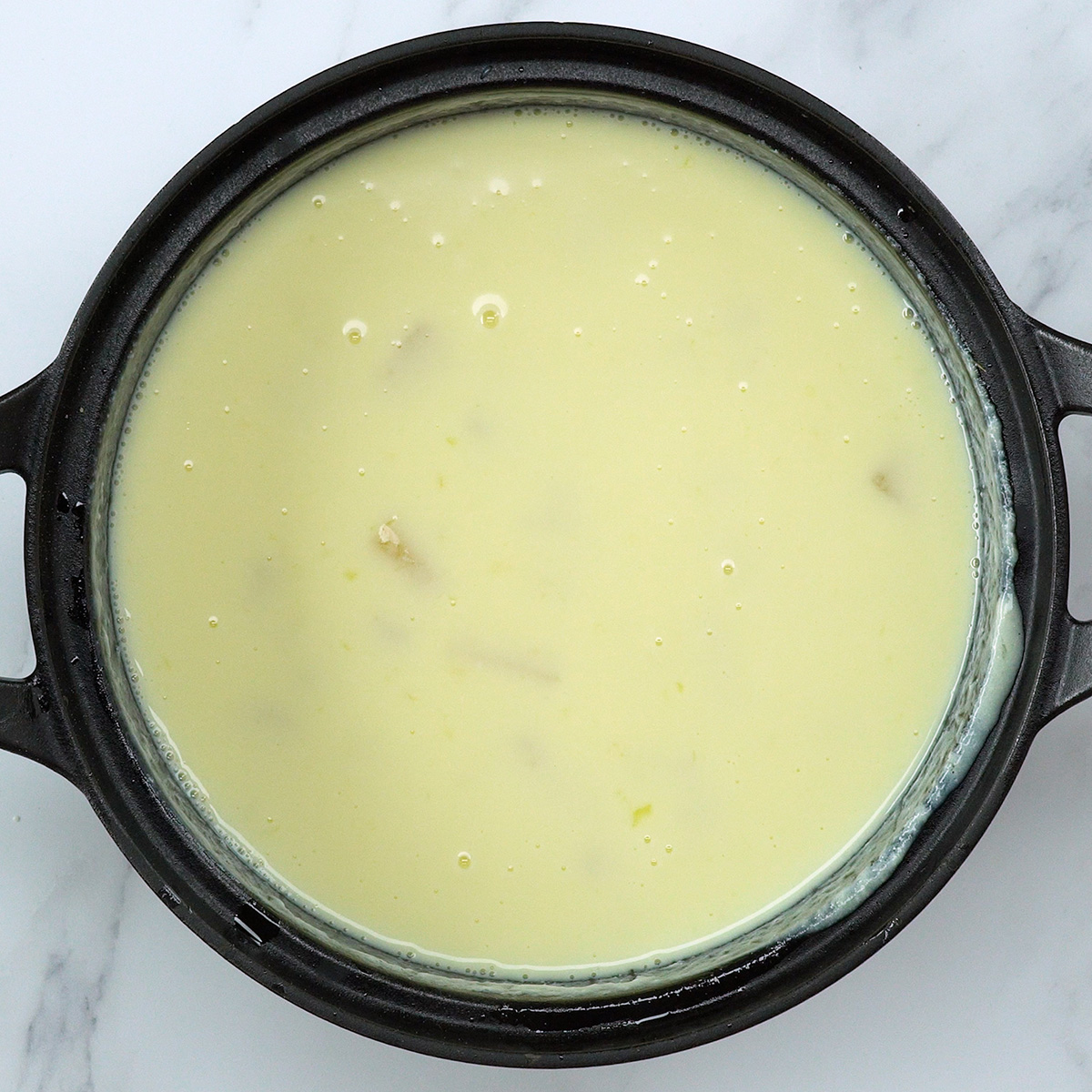 Misturando o leite condensado, o creme de leite e o leite integral.