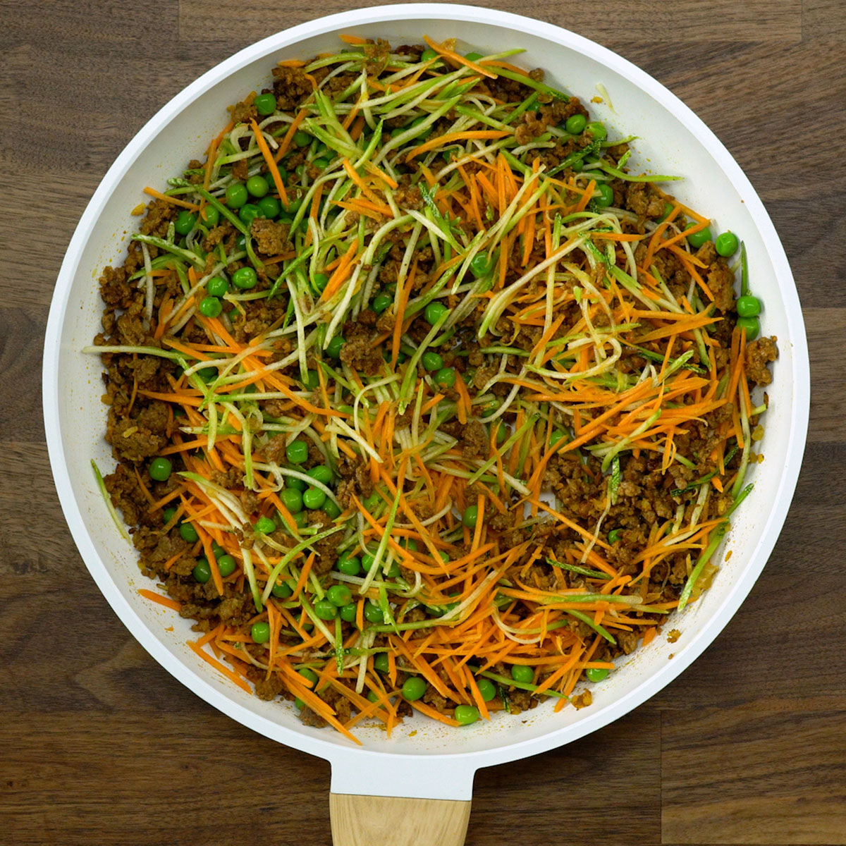 Legumes misturados à carne moída formando o recheio da torta.