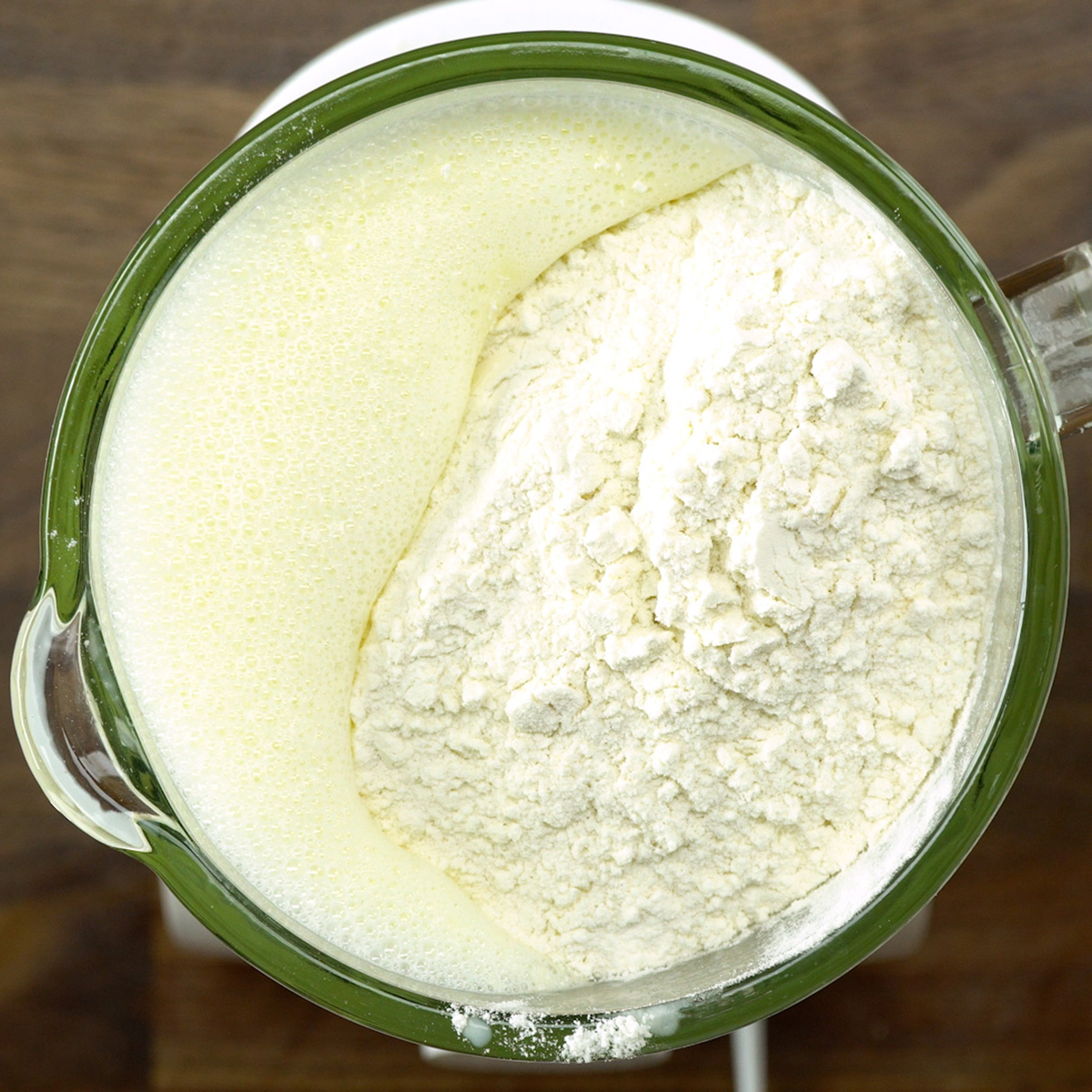 Farinha e fermento sendo incorporados à massa da torta no liquidificador.