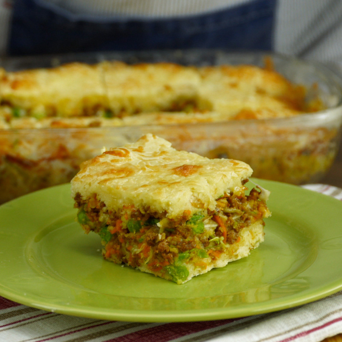 Torta de carne moída com abobrinha pronta para servir em fatias.