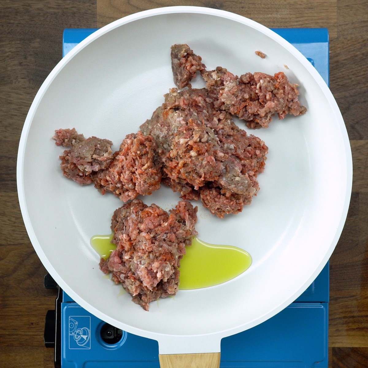 Carne moída sendo refogada no azeite.