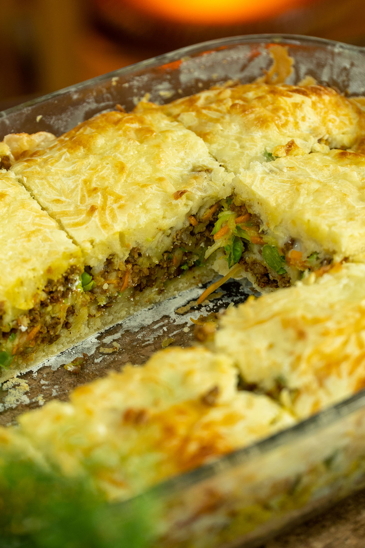 Torta de carne moída com abobrinha cortada na travessa.