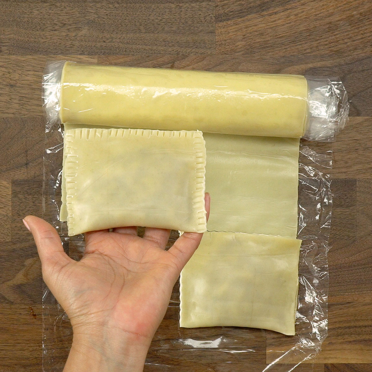 Tortinhas de maçã fechadas e seladas com garfo antes de fritar.