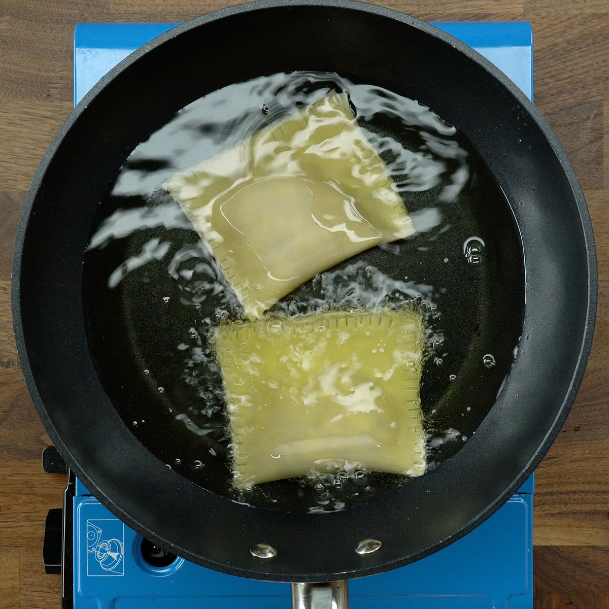 Tortinhas de maçã fritando até dourarem.