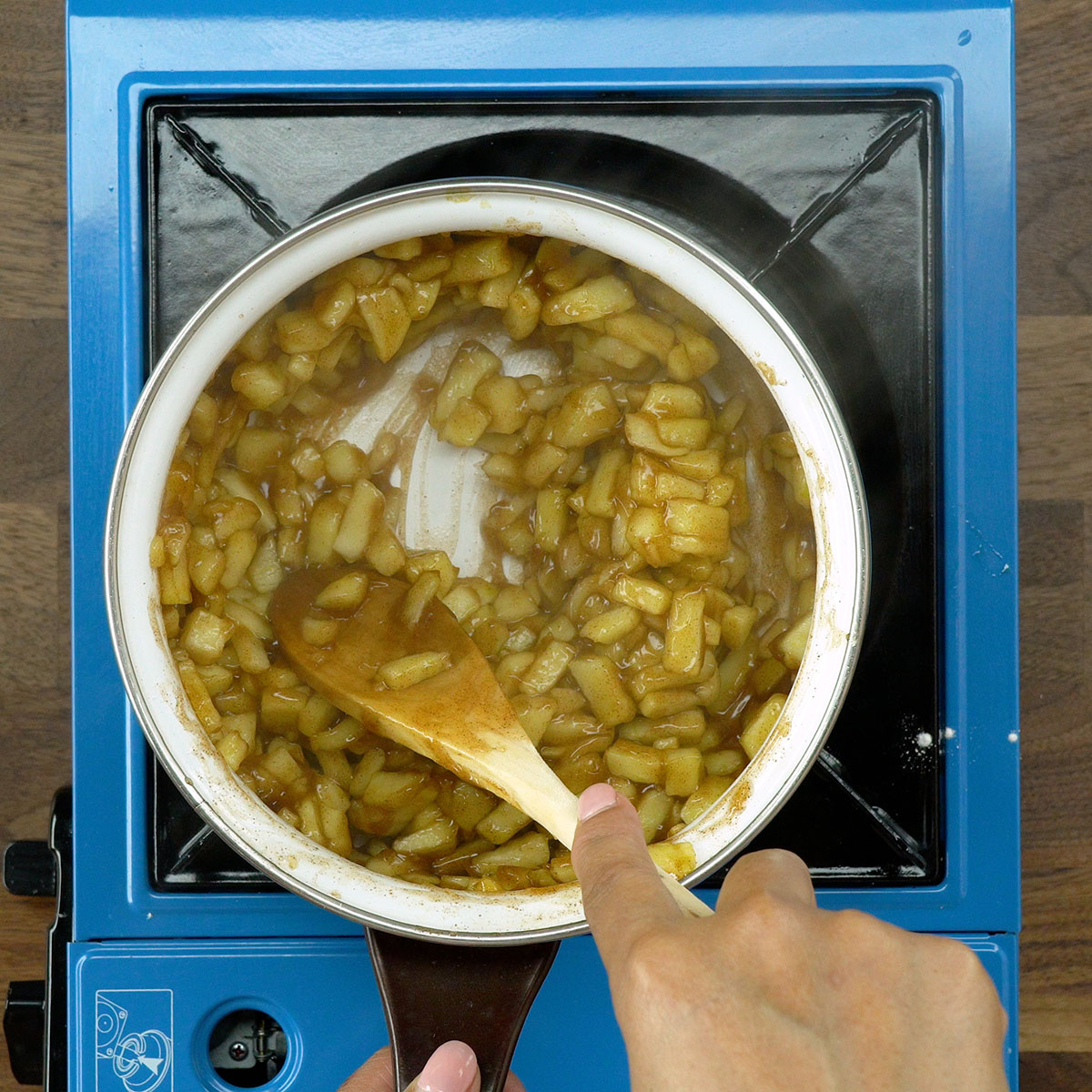 Recheio de maçã engrossando na panela.