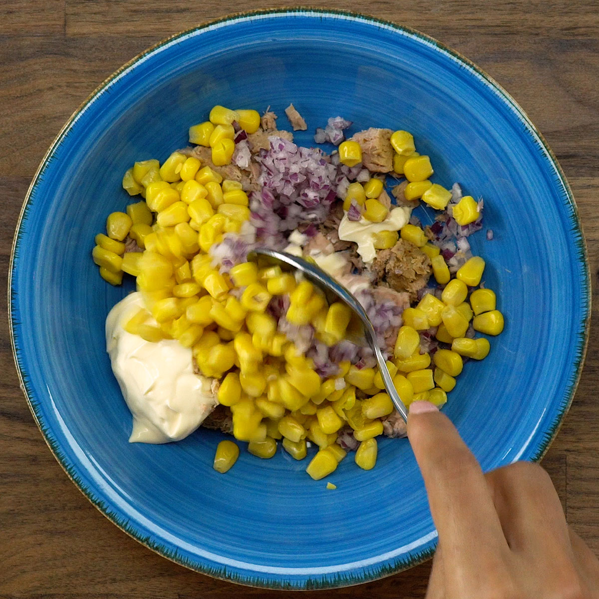 Atum sendo misturado com maionese, milho e cebola roxa para o wrap.