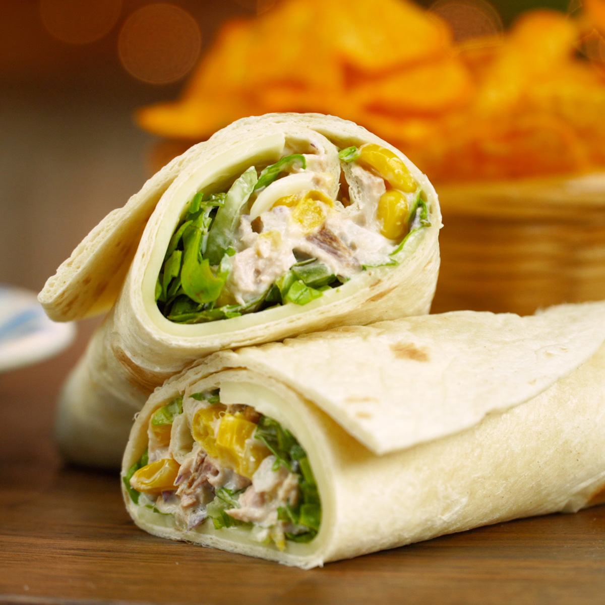 Wrap de atum pronto, cortado ao meio e servido.