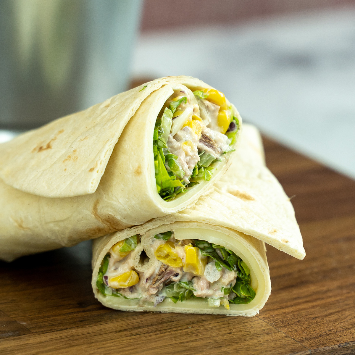 Wrap de atum pronto, cortado ao meio para servir.