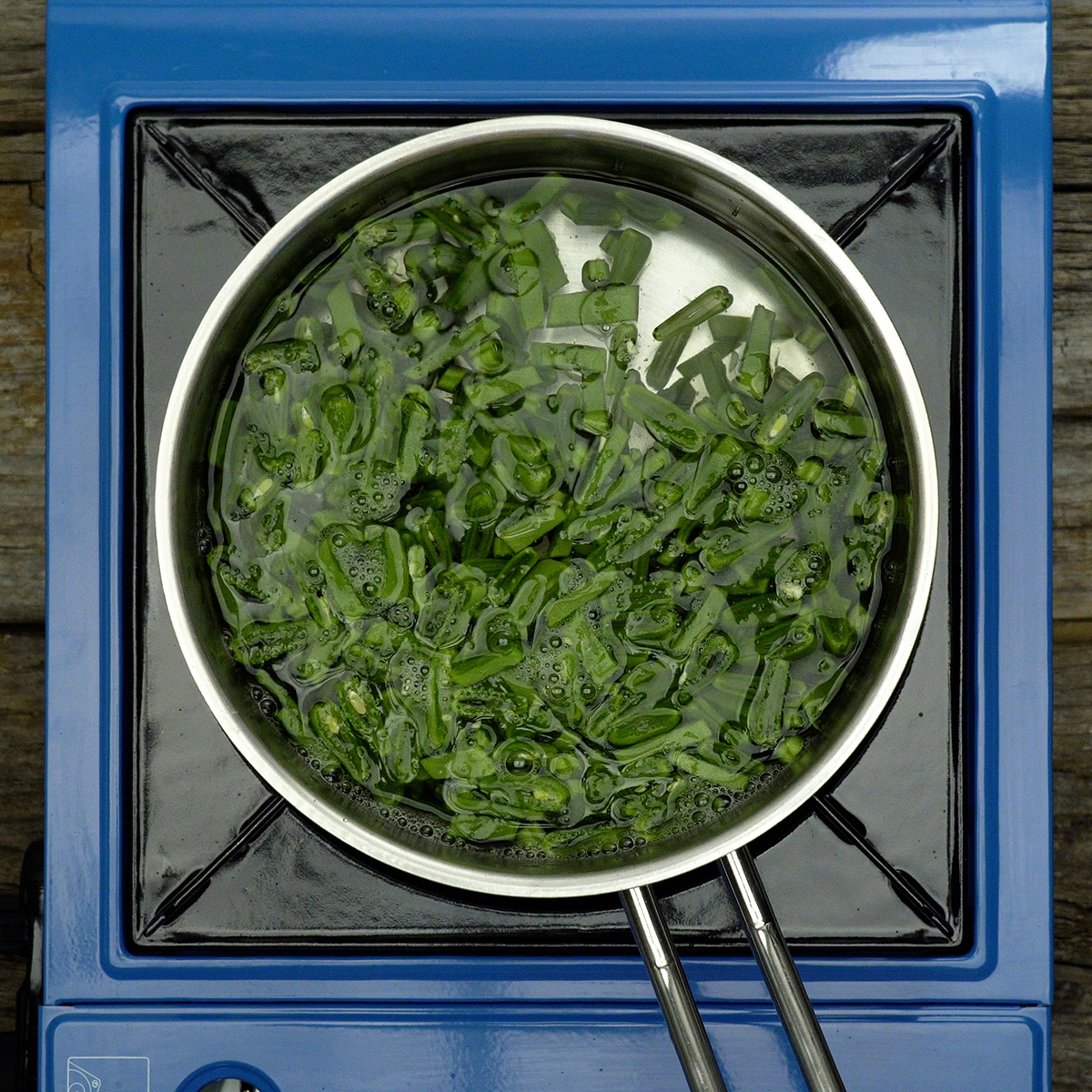 Vagem cozinhando em panela com água.