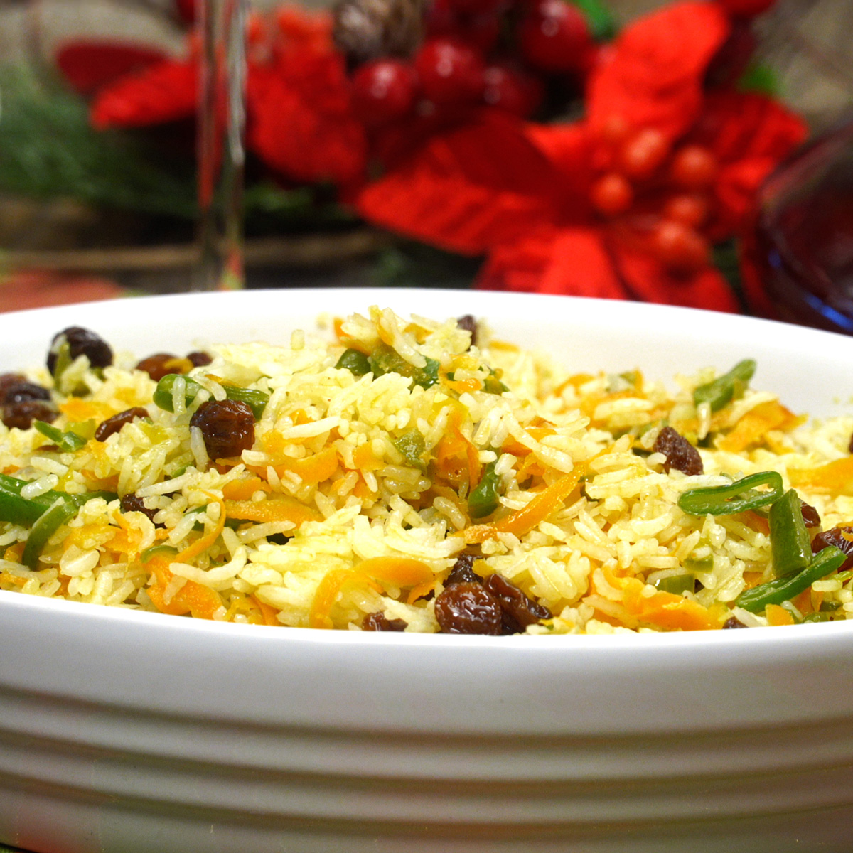 Arroz de festa sendo transferido para uma travessa branca, pronto para servir.