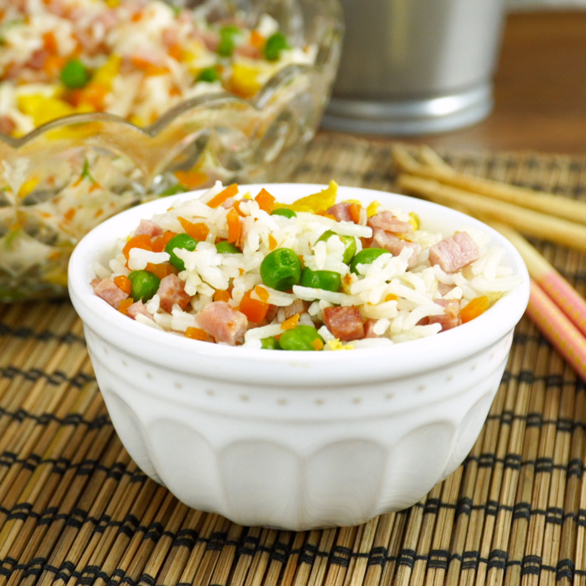 Arroz chau chau finalizado com presunto, ovos e legumes.
