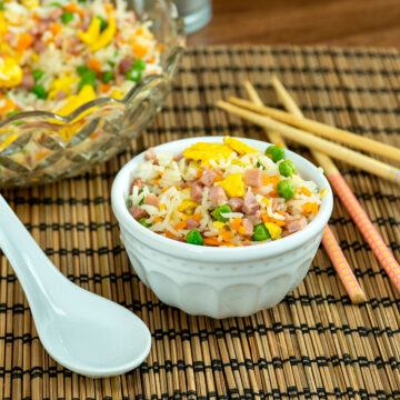 Arroz chau chau servida em uma tigela pequena.