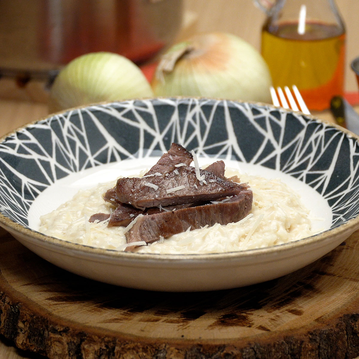 Arroz cremoso com parmesão servido acompanhado de contrafilés grelhados.