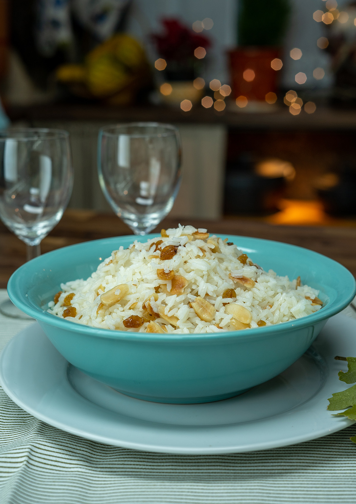 Arroz com sultanas e amêndoas pronto e servido.